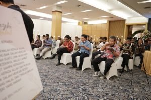 tamu undangan diharuskan makan sambil duduk dalam nikah syari
