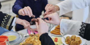 5 muslimah yang sedang berbuka puasa bersama