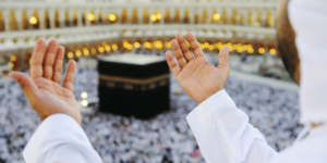 seorang muslim yang tengah berdoa menghadap ka'bah