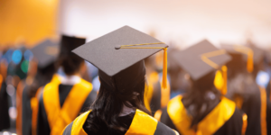 Mahasiswa dan mahasiswi yang tengah mengikuti proses wisuda