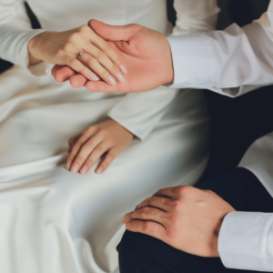 Sepasang suami istri yang sedang duduk di pelaminan