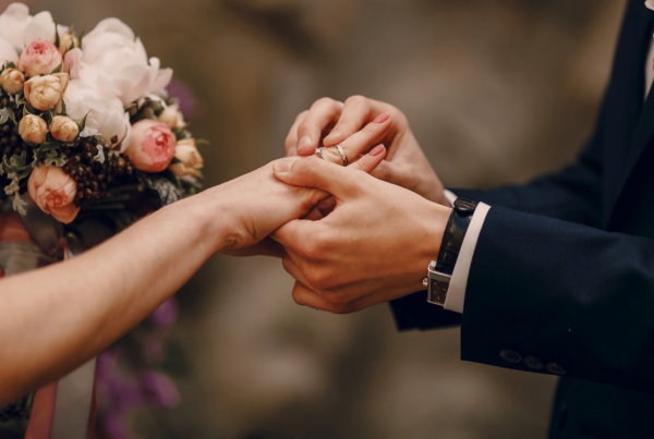 pengantin pria memasangkan cincin